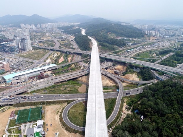  구리시 토평동에서 포천시 신북면까지 본선 44.6km와 포천시 소홀읍에서 양주시 회암동 지선구간 6km 등 총연장 50.6km의 왕복 4∼6차선 구리-포천 고속도로가 30일 개통된다./사진=국토부