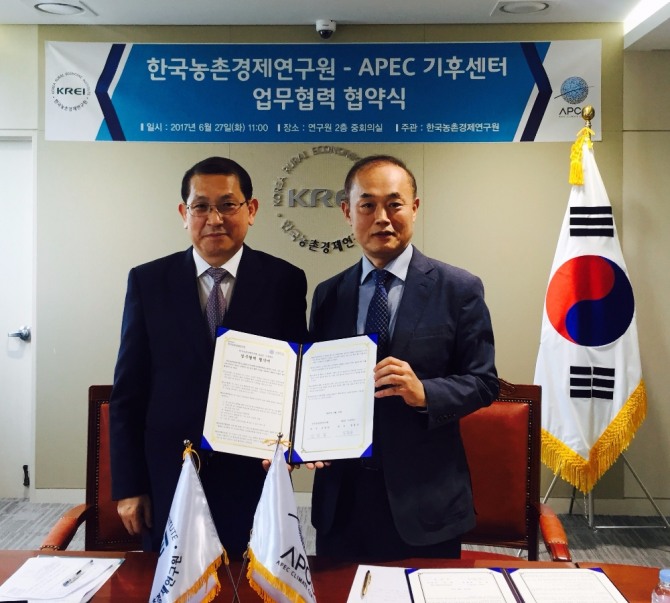 APEC기후센터 정홍상 원장(오른쪽)과 한국농촌경제연구원 김창길 원장(왼쪽)이 '농림업의 '기후변화 대응 관련 연구협력을 위한 업무협약(MOU)'을 체결했다. APEC기후센터=제공