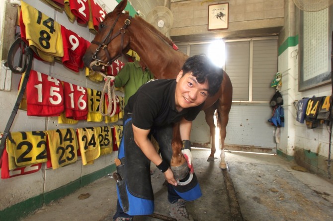 국내 최연소 장제사 이자경씨. 렛츠런파크 부산경남=제공