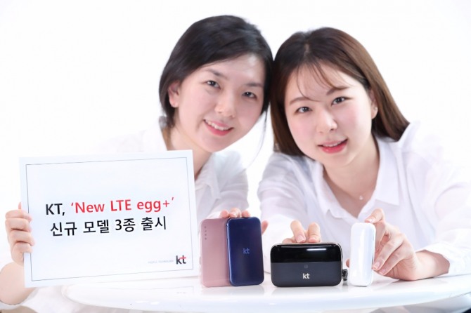 모델들이 KT LTE 에그 플러스(LTE egg+) 단말 3종을 소개하고 있는 모습.  