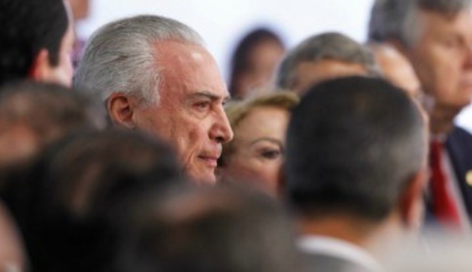 지난 6월 27일(현지 시각) 테메르 브라질 대통령이 브라질의 재건을 위해 싸움을 피하지 않겠다는 연설을 한 후 지지자들에게 둘러싸여 있다.  사진=브라질정부 공식 웹사이트.