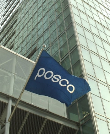 포스코는 '육아지원근무제도'를 7월부터 도입했다.