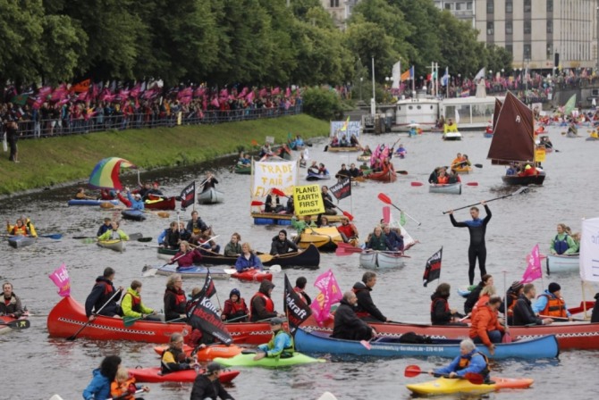 함부르크 항구 에서는 보트와 카누를 이용한 해상 시위가 진행되고 있다. 자료=트위터