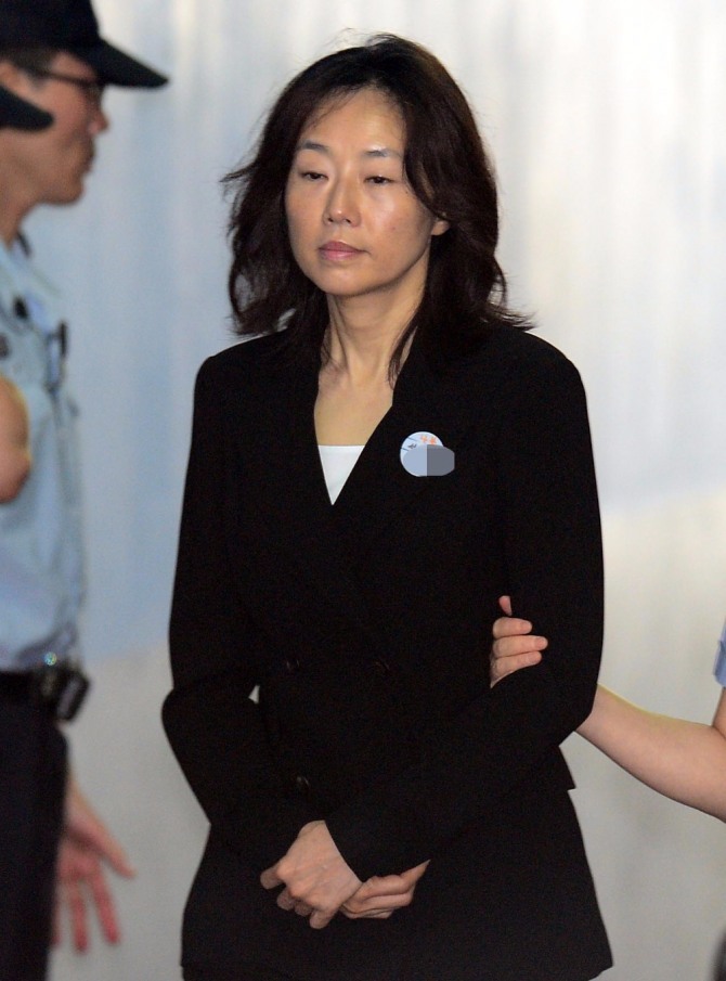 조윤선 전 문화체육관광부 장관이 블랙리스트의 존재를 인정했음에도 남편인 박성엽 변호사는 오해가 쌓였다고 말하며 눈물을 보였다. /출처=뉴시스