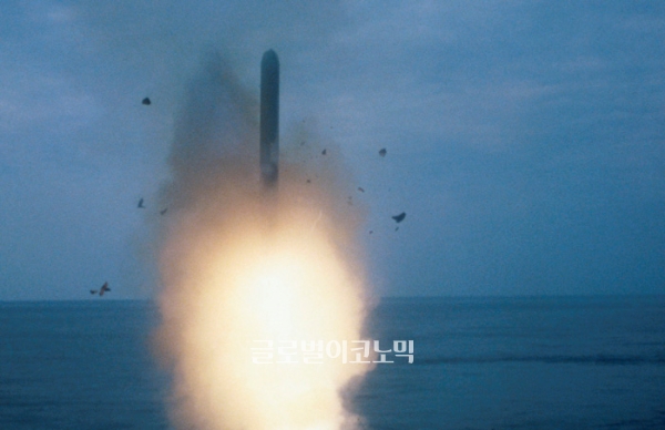 북한이 4일 대륙간탄도미사일(ICBM) '화성-14형' 시험 발사에 성공했다고 주장한 가운데 렉스 틸러슨 미국 국무부 장관은 미국은 더욱 강력한 조치로 북한의 ICBM 시험에 대한 책임을 물을 것이라고 밝혔다./ 자료=글로벌이코노믹