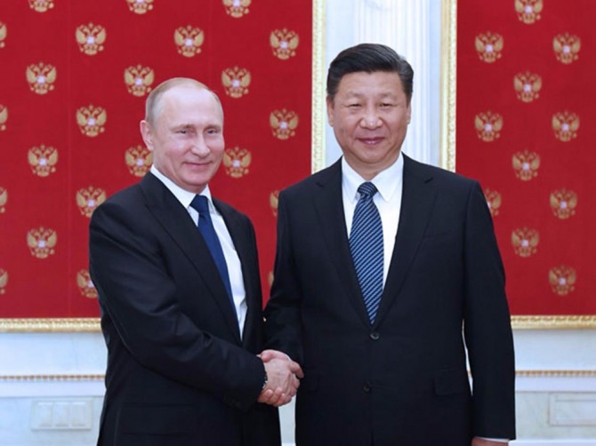 4일(현지 시각) 모스크바를 방문한 시진핑 중국 국가주석이 크렘린 궁에서 푸틴 러시아 대통령과 만나 악수를 나누고 있다. 자료=중국외교부
