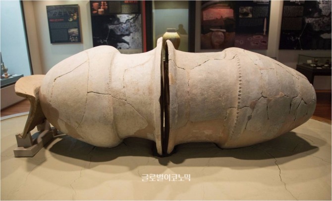 장수 삼봉리 고분군에서 출토된 독널, 군산대박물관