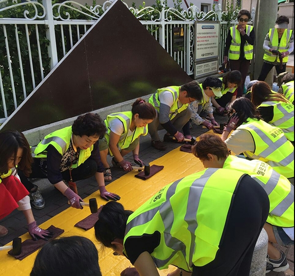 동부화재 강남사업단 설계사들이 서초초등학교에서 옐로카펫을 설치하고 있다.