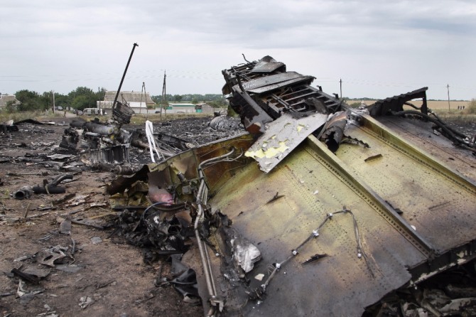 우크라이나 동부 상공에서 격추된 말레이시아 여객기 MH17편 잔해가 격추 당시의 처참한 모습을 보여주고 있다. 사진=신화통신/뉴시스