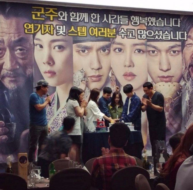 지난 3일 개최된 '군주 가면의 주인' 종방연에서 케이크 커팅을 하는 모습. 사진=shirleylsf0716 인스타그래 캡처