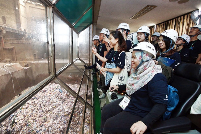 인천환경공단 청라사업소를 방문해 인천시의 쓰레기소각 장면을 지켜보고있다.