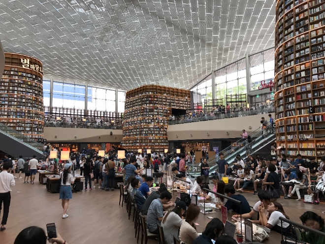 서울 삼성동 코엑스몰 중앙에 생긴 코엑스 별마당 도서관. 사람들이 자유롭게 독서를 즐기고 있다. 사진=한지명 기자 yolo@g-enews.com
