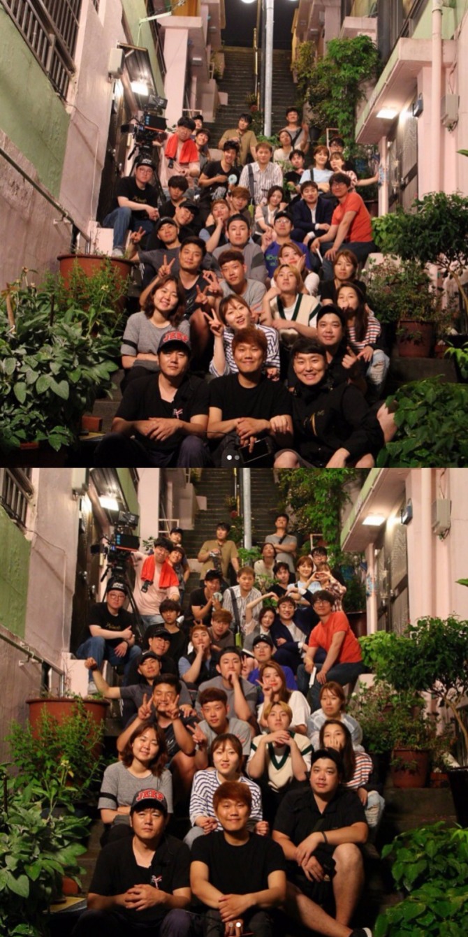 '쌈, 마이웨이' 제작진이 부산 극중 남일빌라 앞에서 담은 종영 컷. 사진=jirocba 인스타그램 캡처