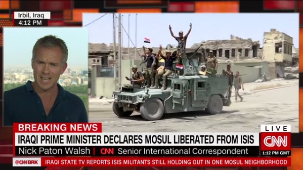 이라크 정부군이 IS가 점령한 모술 탈환 작전을 벌인 지 9개월 만인 9일(현지시간) 모술 해방을 공식 선언했다. 이라크 정부는 전쟁이 종식됐다고 전했지만 일각에서는 IS가 주둔지를 이동해 테러활동을 벌일 가능성을 배제할 수 없다고 지적했다 / 사진=CNN 화면 캡처
