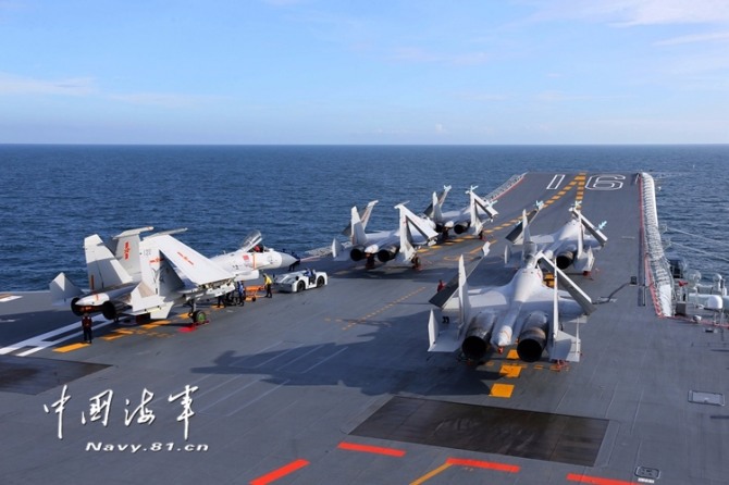 랴오닝함 갑판에 도열한 J-15 전투기. 자료=중국해군망