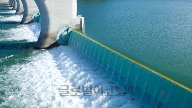 소양감 댐 수위가 정상치를 회복하고 있다. 장마전선에 따른 영향으로 전국 댐 수위는 점점 정상 저수율을 확보해 나가고 있다. 