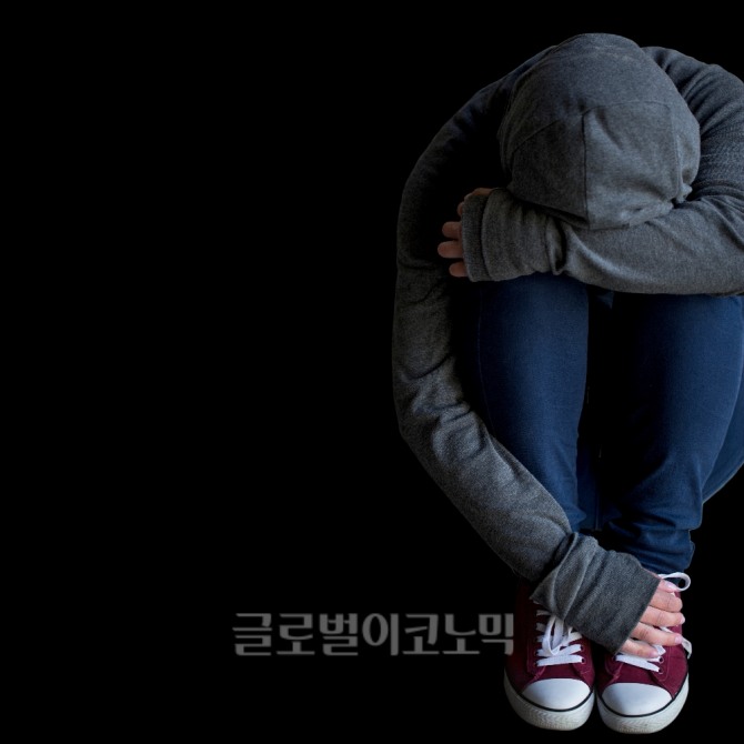 인천 초등생 살인범 김양(17)의 재판에 증인으로 피해 여아의 어머니가 출석했다. 어머니의 증언을 듣던 김양은 죄송하다며 울음을 터뜨렸다. /출처=글로벌이코노믹