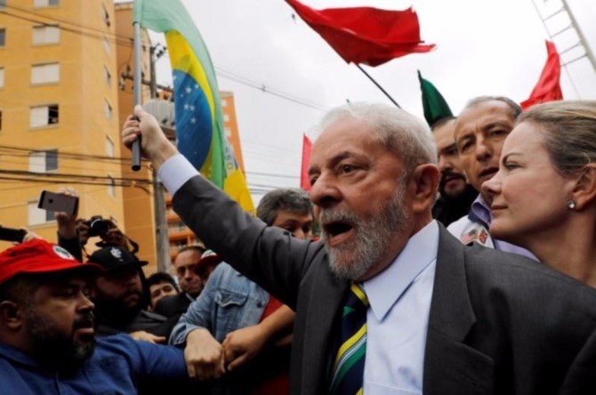 룰라 전 브라질 대통령이 지난 5월 10일 브라질 쿠 리치 바에서 증언하기 위해 연방 법원에 도착하고 있다. 사진=로이터/뉴스1