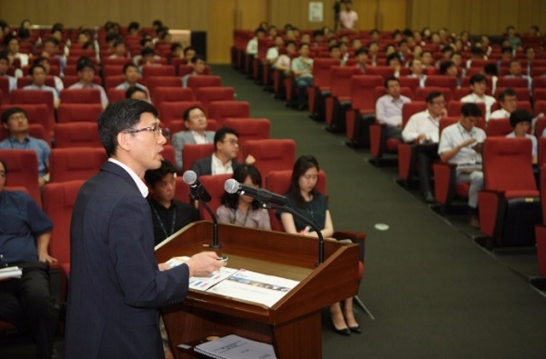한국석유공사가 13일 울산 본사 1층 대강당에서 직원 설명회를 개최해 상반기 경영실적을 발표했다.