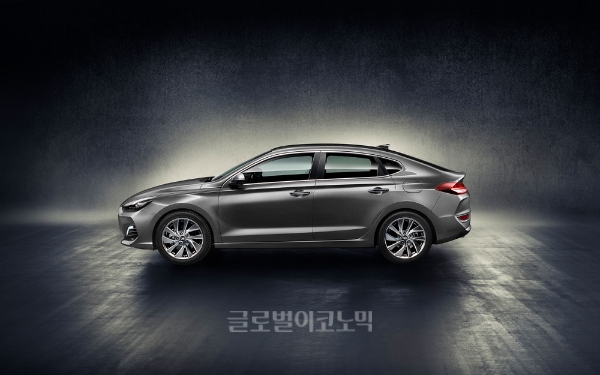 현대자동차가 5도어 쿠페 i30패스트백을 공개했다. 