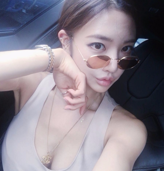 지난 5월13일 게재된 사진 속에서 이연화는 카메라를 응시하며 샤넬목걸이와 가슴라인을 강조하는 각도를 취하고 있다. 사진=이연화 인스타그램 