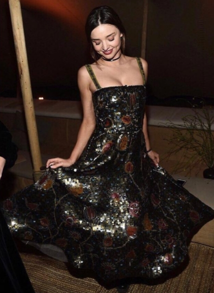 모델 미란다 커와 스냅챗 CEO 에반 스피겔의 결혼 사진이 공개되면서 미란다 커의 무결점 몸매의 비결이라는 해독주스가 주목받고 있다. /출처=미란다 커 인스타그램