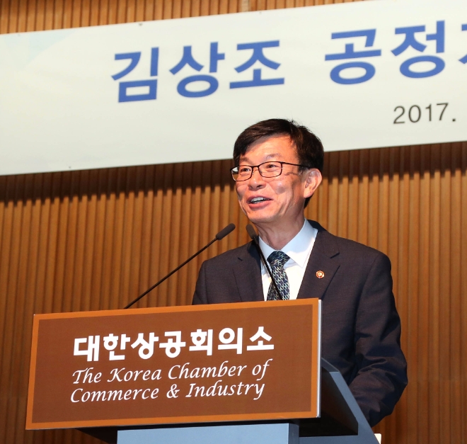 17일 오전 김상조 공정거래위원장이 대한상의 초청 CEO 조찬간담회에서 강연을 하고 있다. 사진=대한상공회의소