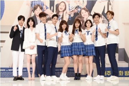 김세정(가운데), 장동윤(왼쪽에서 네번 째), 김정현(왼쪽에서 세 번째) 등 '학교2017' 주연. 사진=KBS 제공