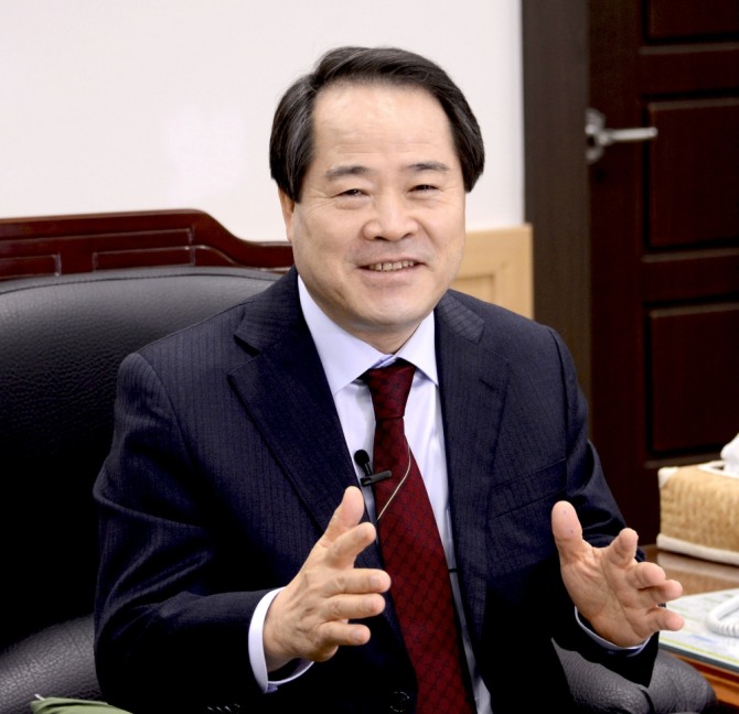 지방분권을 추진하기 위한 TF, ‘자치분권 전략회의’가 지난 13일 출범한 가운데 위원으로 최형식 전남 담양군수를 포함한 자치단체장, 학계, 민간단체 등의 지방분권 전문가 18명이 참여, 구심적 역할이 기대된다. 담양군=제공