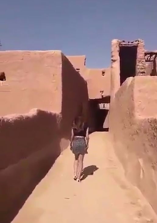 사우디에서 모델로 활동하는 한 여성이 짧은 상의와 미니스커트 차림으로 사우디 나자드 지방 유적지를 활보하는 영상을 SNS에 올렸다. 사진=트위터