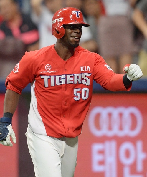 18일 서울 구로구 고척스카이돔에서 열린 2017 KBO 리그 넥센 히어로즈 대 KIA 타이거즈의 경기, 10회초 1사 주자없는 상황 KIA 버나디나가 솔로홈런을 친 뒤 기뻐 하고 있다. /뉴시스