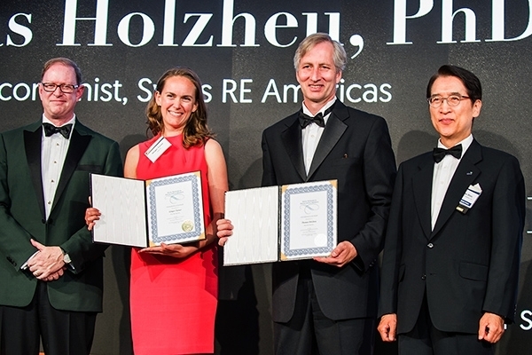 신용호세계보험학술대상을 수상한 스위스리의 토마스 홀츠허이 수석 이코노미스트(오른쪽 두번째)와 진저 터너 전략개발 매니저(왼쪽 두번째)가 신창재 교보생명 회장(오른쪽), 마이클 모리세이 IIS 회장과 기념촬영을 하고 있다. 