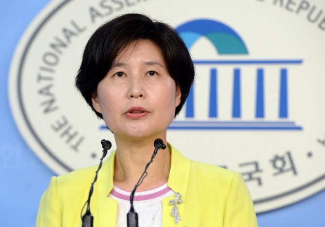 자유한국당 홍준표 대표가 폭우지역 봉사활동을 이유로 청와대 첫 영수회담에 19일 불참했다. 이에 더불어민주당 백혜련 대변인은 홍준표 대표가 '막말’의 대명사를 넘어 ‘몽니’의 대명사로 자리매김하려는 것인지 묻고 싶다고 반문했다. 사진=뉴시스 (사진은 기사내용과 아무 관련 없음)