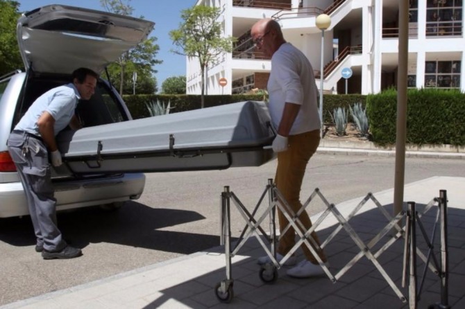 스페인 은행가 미구엘 블레사가 코르도바에서 총격으로 숨져 시체 공시소로 옮겨지고 있다. 사진=로이터/뉴스1