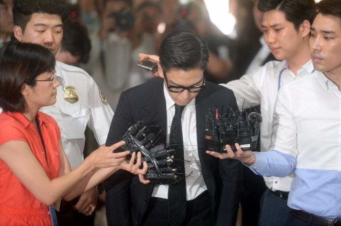 고개 숙인 빅뱅 탑-20일 대마초를 피운 혐의로 재판에 넘겨진 인기 그룹 '빅뱅' 멤버 최승현(30·예명 탑)씨가 1심에서 징역형의 집행유예를 선고받자 포털에선 네티즌들이 징역과 집행유예 용어 대해 관심이 높았다. 사진=뉴시스