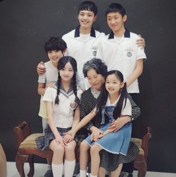 아역배우 최유리가 ‘다시만난세계’ 출연자들과 함께 단란한 가족사진을 공개했다. /출처=최유리 인스타그램