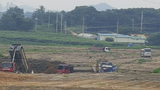 경기도 화성시 송산면일대에서  덤프트럭이 불법매립을 하고 있다. 