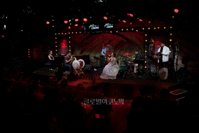 공연중인 배장은 재즈피아니스트. 사진=배장은 제공