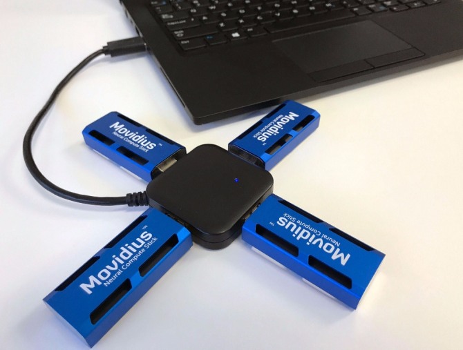 인텔의 USB형 인공지능 딥러닝 장치인 '모비디우스 뉴럴 컴퓨터 스틱(Movidius Neural Compute Stick)'. 사진=인텔