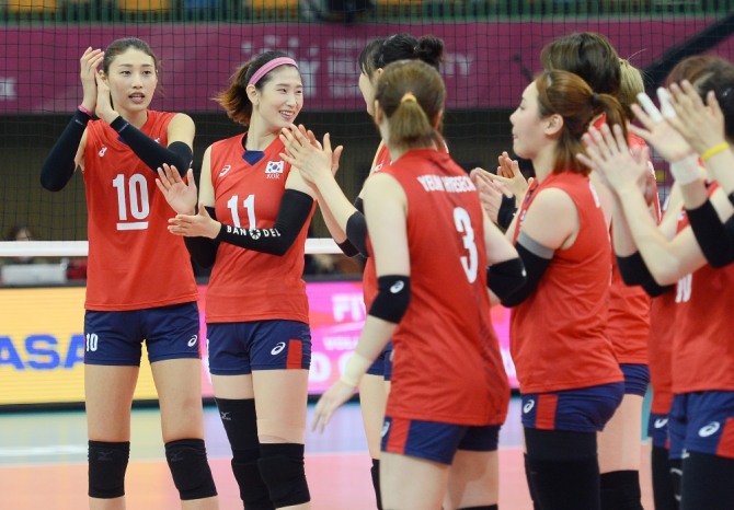  21일 경기 수원실내체육관에서 열린 2017 그랑프리 세계여자배구대회 3주차 한국과 카자흐스탄의 경기에서 한국이 3-0(25-12, 25-14, 25-17)로 승리, 선수들이 기뻐하고 있다./뉴시스