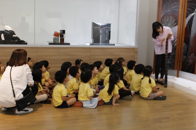 경남 통영 옻칠미술관에서 어린이들이 한국 전통 옻칠에 대한 설명을 듣고 있다.