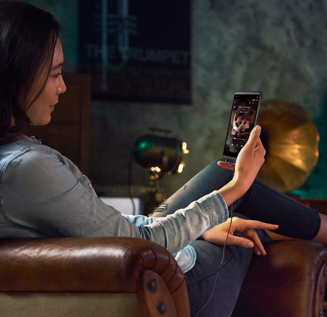 LG Q8 '어반 티탄' 모델을 사용하고 있는 모습.