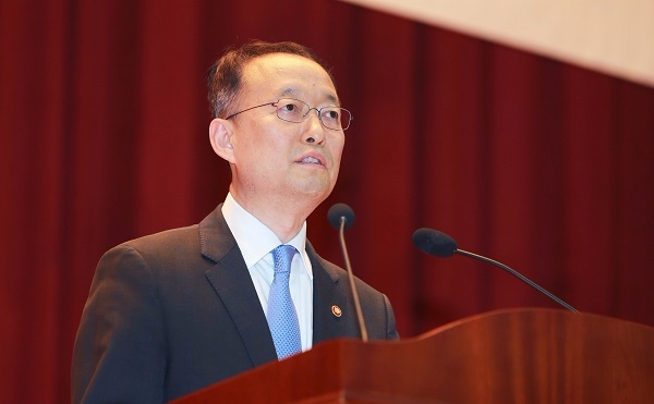 백운규 산업통상자원부 장관이 24일 정부세종청사에서 취임식을 가졌다. 