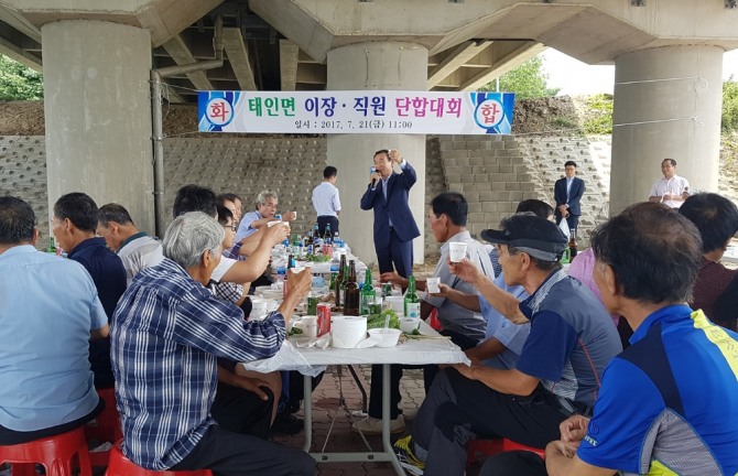 전북 정읍시 태인면 이장직원단합대회가 지난 21일 대각교에서 열렸다.정읍시=제공