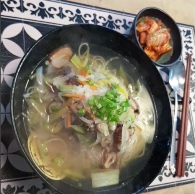 [백종원 따라잡는 소여사레시피] 소유진, 집에서 간단한 요리 '소고기 국수' 만드는 법 (점심·저녁메뉴추천)...'잔치국수' 응용 여름 보양식 '소고기 국수'(고기국수) 황금레시피! 밑반찬 없을 때 해먹기 좋은 음식 /사진=소유진 인스타그램 (소유진, 소여사레시피 비올때 음식&주말요리 '소고기 국수(고기국수)' 만드는 방법/황금레시피)