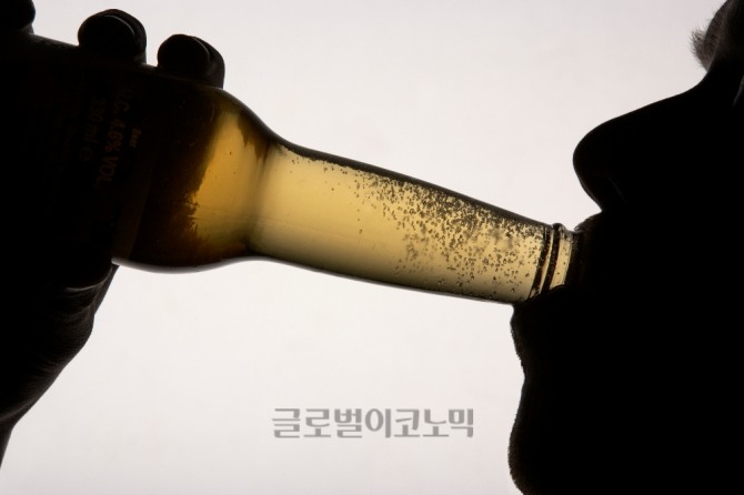 인기 아이돌 그룹 멤버가 있던 술자리에서 성폭행을 당했다며 경찰에게 신고한 여성이 지목한 두 남성에 대해 경찰이 혐의가 없다는 결론을 내렸다. 