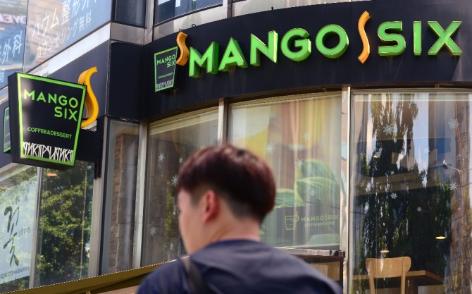 커피왕'으로 불리며 '할리스', '카페베네', '망고식스', '디센트', '커피식스', '쥬스식스' 등을 경영했던 강훈 KH컴퍼니 대표가 지난 24일 자택에서 숨진 채 발견됐다. KH컴퍼니와 KJ마케팅은 서울회생범원에 회생절차 개시 신청서를 제출했으나 강 대표가 숨진 채 발견되면서 25일 예정됐던 회생 절차 대표자 심문기일은 연기됐다. 사진=뉴시스 