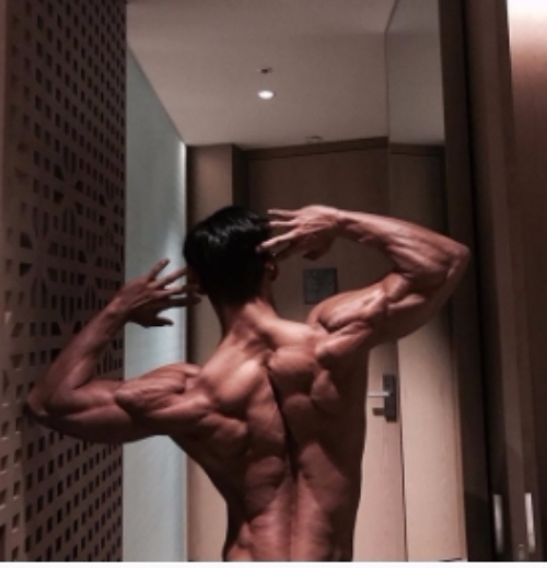 이대우는 25일 자신의 인스타그램을 통해 “안녕하세요 이대우라고 합니다”라고 김준희와의 열애 소식과 관련해 입을 연 가운데 과거 등근육 사진도 화제다. 사진=이대우 인스타그램 