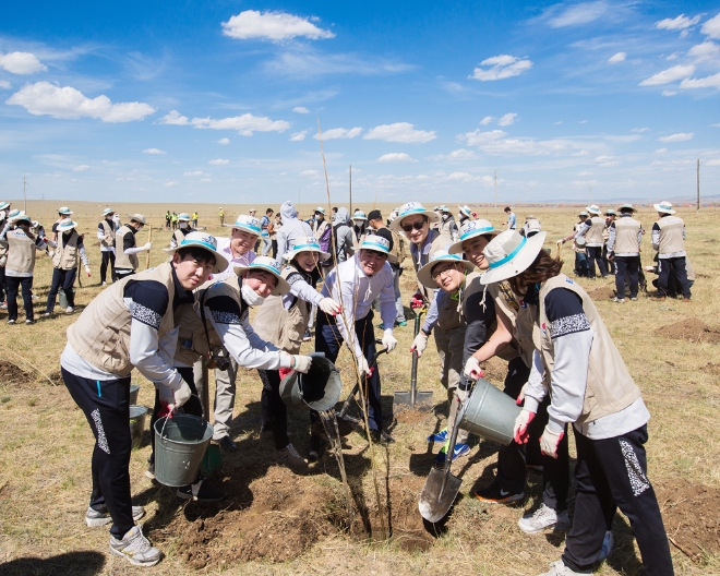 몽골 바가노르구 지역에서 대한항공 직원들이 나무를 심고 있다. 사진=대한항공