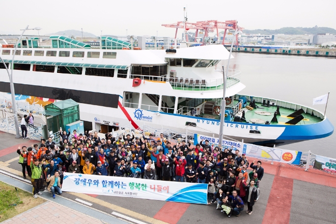 대한항공은 지난 4월 20일에는 장애인의 날을 맞아, 서울 강서구 및 경기도 김포 지역 장애인 단체를 초청해 유람선 관광을 체험하는 행사를 가졌다. 사진=대한항공